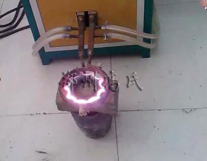 中頻感應(yīng)加熱機(jī)對齒輪進(jìn)行淬火熱處理